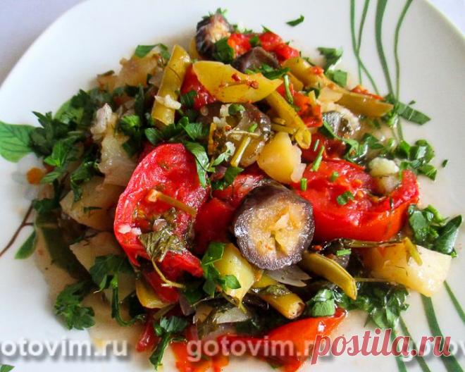 Айлазан (армянский рецепт). Рецепт с фото Айлазан - это аналог рагу или соте из овощей по-армянски. Рецепт айлазана простой, поэтому с приготовлением справится даже неопытная хозяйка. Овощи тушатся практически в собственном соку с небольшим добавлением растительного масла, поэтому блюдо можно считать диетическим. Ассортимент  зависит от рецепта айлазана, но всё-таки основное место отводится баклажанам, болгарскому перцу и помидорам. Пряности наделяют овощное рагу великолеп...