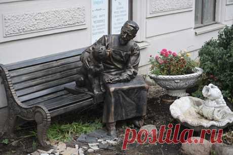 В российском городе разрушили памятник героям повести «Собачье сердце». В центре Петербурга демонтировали памятник героям повести Михаила Булгакова «Собачье сердце». Изваяние профессора Преображенского и пса Шарика в российском городе убрали из-за жалобы. Памятник установили в 2018 году на Моховой улице, инициатором стал один из горожан Александр Габитов.