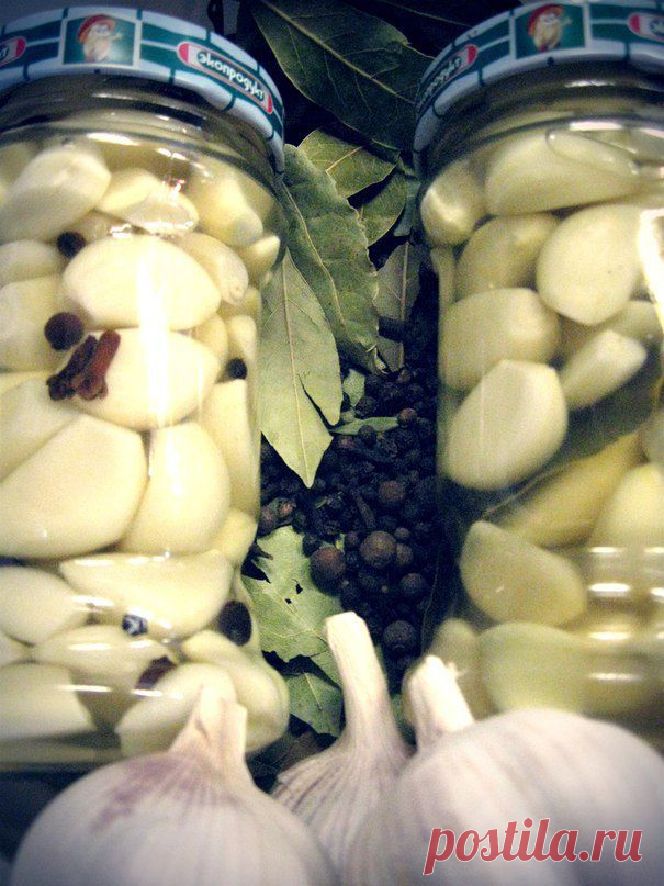 Маринованный чеснок. Для маринованного чеснока потребуется: 0,5 кг. очищенного чеснока по 20 горошин ...