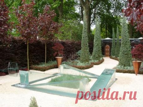 9 чудес сада, которые мы разберем по полочкам / идеи для дачи 
Фонтан: благодаря или вопреки

Неправильный фонтан


Источник
 
Кажется, что вода в этом фонтане течет вверх, а не вниз, как того требуют законы физики. Этот эффект достигается благодаря особой конструкции стеклянных пандусов и применению сжатых пузырьков воздуха. Под давлением этих пузырьков вода на самом деле льется в обе стороны — вниз по наклонной поверхности и «вверх», вытесняясь из внутренней емкости пандуса (движение в