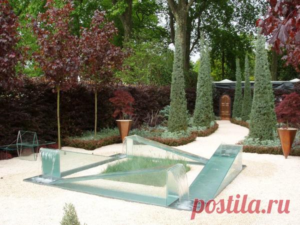 9 чудес сада, которые мы разберем по полочкам / идеи для дачи 
Фонтан: благодаря или вопреки

Неправильный фонтан


Источник
 
Кажется, что вода в этом фонтане течет вверх, а не вниз, как того требуют законы физики. Этот эффект достигается благодаря особой конструкции стеклянных пандусов и применению сжатых пузырьков воздуха. Под давлением этих пузырьков вода на самом деле льется в обе стороны — вниз по наклонной поверхности и «вверх», вытесняясь из внутренней емкости пандуса (движение в