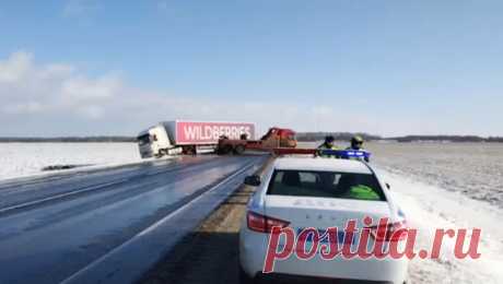 Фура съехала в кювет и перекрыла трасу Тюмень - Омск. В Тюменской области движение на трассе ограничили из-за аварии с большегрузом. Об этом сообщает 72.ru со ссылкой на управление ГИБДД по региону. Инцидент произошел на 169-м километре федеральной автодороги Тюмень – Омск. Крупная ...