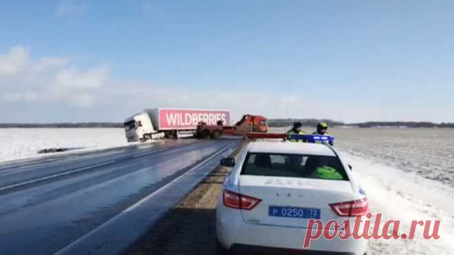 Фура съехала в кювет и перекрыла трасу Тюмень - Омск. В Тюменской области движение на трассе ограничили из-за аварии с большегрузом. Об этом сообщает 72.ru со ссылкой на управление ГИБДД по региону. Инцидент произошел на 169-м километре федеральной автодороги Тюмень – Омск. Крупная ...