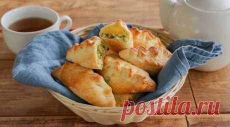 Домашние пирожки с зеленым луком и вареным яйцом 
⠀⠀
Ингредиенты:

Замороженное слоеное дрожжевое тесто — 800 г
Яйца — 4 шт.
Зеленый лук — 500 г
Сливочное масло — 70 г
Растительное масло — 1–2 ст. л.
Мука для раскатывания теста — 1 ст. л.
Соль — по вкусу
Молотый черный перец — по вкусу

Приготовление:

1. Для приготовления пирожков с яйцом и зеленым луком замороженное слоеное тесто выньте из упаковки, прикройте пищевой пленкой и оставьте при комнатной температуре до тех по...