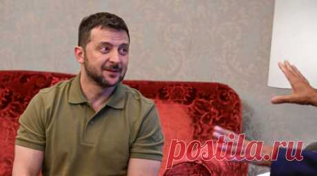 Юрист: в действиях Зеленского можно усмотреть несколько составов УК Украины. Правозащитник, юрист-международник Дмитрий Романенко в беседе с RT отметил, что на сегодняшний момент Владимир Зеленский, согласно Конституции Украины, не является президентом Украины. Читать далее