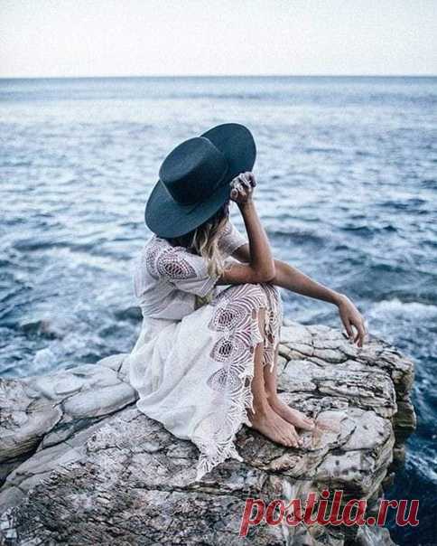 Нам всем нужно личное время. Чтобы вздохнуть, побыть в одиночестве. Иначе мы позабудем, кем являемся на самом деле.
© Кэтрин Уэбб