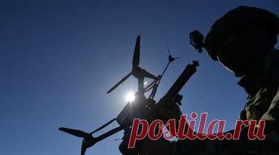 «Отличать свои дроны от вражеских»: как в России развиваются системы опознавания и контроля БПЛА. Специалисты «Ростеха» разработали новый малогабаритный радиолокационный опознаватель БПЛА. Об этом сообщает пресс-служба госкорпорации. Изделие работает по принципу «свой-чужой» и в автоматическом режиме маркирует дружественные дроны на высоте до 5 км и расстоянии до 100 км от радиозапросчика. Похожее устройство для военных нужд весной продемонстрировали сотрудники Обуховского завода.…