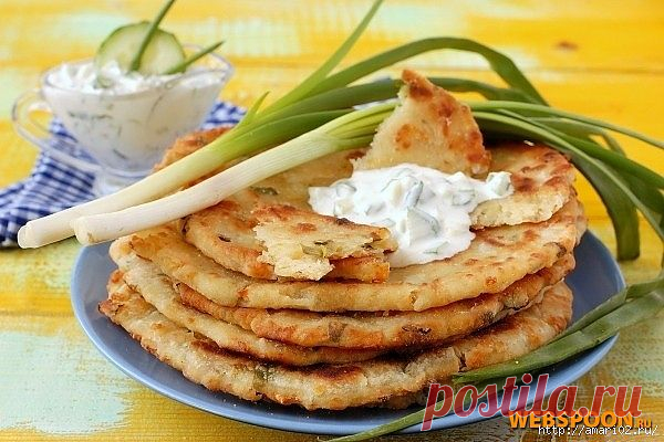 Сырные лепёшки с курицей и зеленью.