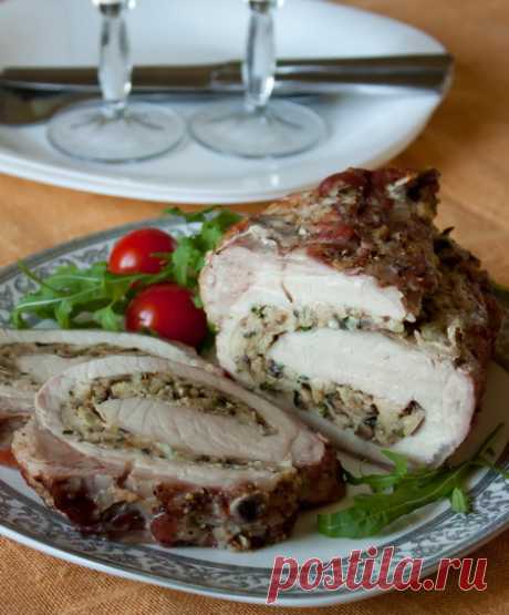Свиная корейка, фаршированная грибами на Вкусном Блоге Так. Кто хочет поковыряться на кухне? Сегодняшний рецепт отлично для этого подходит. Только чур не пугайтесь заранее – это блюдо хоть и слегка трудоемкое, но вполне под силу более-менее опытной хозяйке. В начинку для этого рулета можно добавить мелко нарубленный острый перчик – это придаст блюду пикантность. Шампиньоны можно заменить…