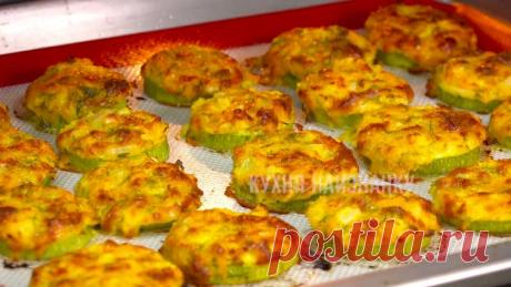 Вкусная и легкая закуска из кабачков: ничего жарить не нужно (один из рецептов, которые я летом готовлю два-три раза в неделю)

• Кабачки - 2 шт.
• Лук - 1 шт.
• Морковь - 0,5 шт.
• Сыр - 100 г
• Чеснок - 2 зуб.
• Укроп
• Сметана - 1 ст.л.
• Майонез - 1 ст.л.
• Соль