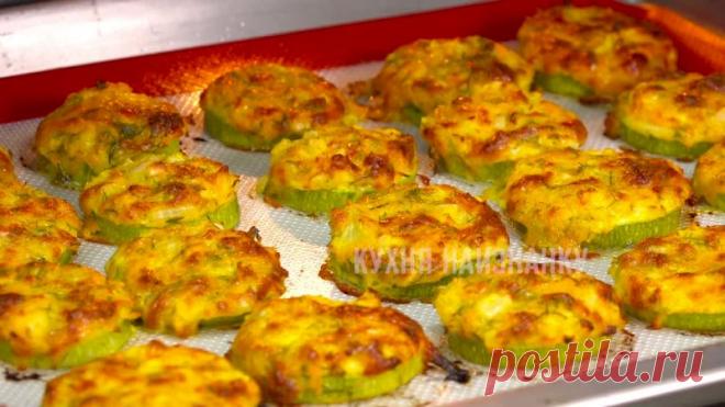 Вкусная и легкая закуска из кабачков: ничего жарить не нужно (один из рецептов, которые я летом готовлю два-три раза в неделю)

• Кабачки - 2 шт.
• Лук - 1 шт.
• Морковь - 0,5 шт.
• Сыр - 100 г
• Чеснок - 2 зуб.
• Укроп
• Сметана - 1 ст.л.
• Майонез - 1 ст.л.
• Соль