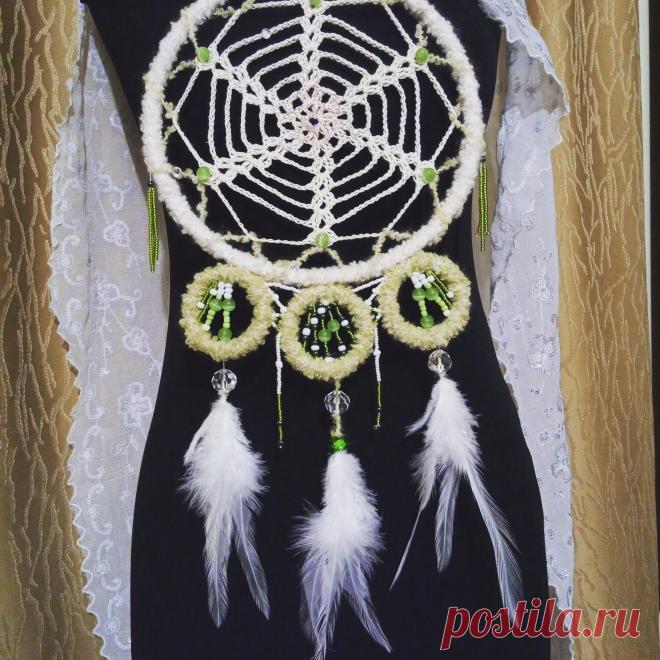 Ловец снов. Стильный,большой. Использованы камни-кошачий глаз,стразы,бусины,бисер. Вязание крючком.Ждет своего хозяина,станет отличным украшением дома.