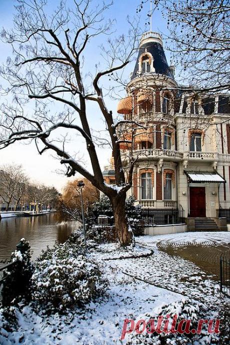 Wintery canals. Amsterdam