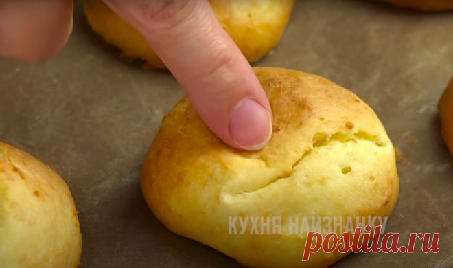Не добавляю в тесто ни масло, ни сахар, ни разрыхлитель, ни дрожжи: достаточно купить творог (творожные 