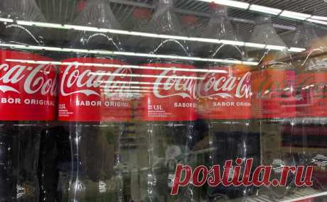 Эксперты оценили падение рынка газировки в России без Coca-Cola и Pepsi. The Coca-Cola Company и PepsiCo — владельцы одноименных брендов, — остановили производство напитков в России летом 2022 года. По данным NielsenIQ, из-за этого натуральные продажи газировки по итогам года снизились почти на 10%