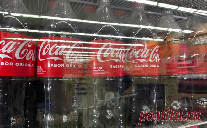 Эксперты оценили падение рынка газировки в России без Coca-Cola и Pepsi. The Coca-Cola Company и PepsiCo — владельцы одноименных брендов, — остановили производство напитков в России летом 2022 года. По данным NielsenIQ, из-за этого натуральные продажи газировки по итогам года снизились почти на 10%