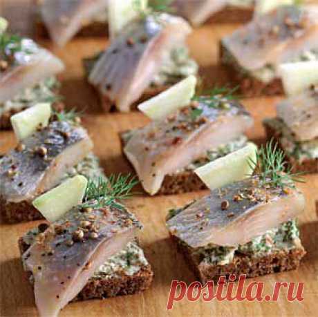 Канапе с селедкой и ароматным маслом, закуска. Пошаговый рецепт с фото