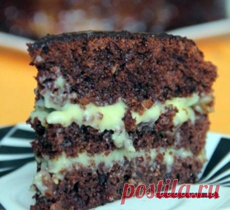 Сумасшедший пирог (Crazy Cake) Crazy Cake - это американский пирог, в переводе звучит как Сумасшедший торт. Его придумали в США в период дефицита. Данный пирог имеет необыкновенный вкус, несмотря на свой простой состав.
