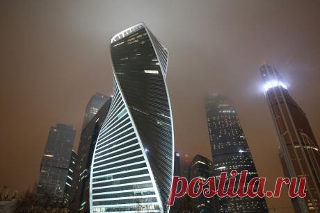 Башня «Эволюция» – одно из высочайших спиралевидных небоскрёбов мира Башня «Эволюция» выполнена в форме закрученного вокруг собственной оси 246-метрового небоскрёба. Она отличается от всех других проектов своей необычной футуристической закручивающейся формой и напоминает молекулу ДНК …