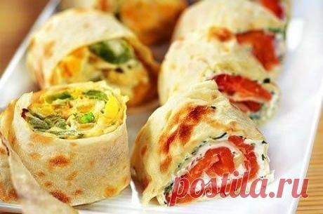 20 вкусных начинок для рулета из лаваша. В закладки!
1. Упаковка крабовых палочек, пара зубчиков чеснока, вареное яйцо, тертый сыр, зелень, майонез.
2. Пачка творога, соль, зелень, пара зубчиков чеснока, несколько ложек майонеза.
3. Пачка творога, соль, зелень, пара зубчиков чеснока, тертый сыр, кусочки соленого огурца.
4. Жареные с луком шампиньоны, зелень и упаковка (200 гр.) плавленного сыра - подойдет янтарь, дружба, сливочный, виола. Можно для остроты добавить мелко покрошенных маринова