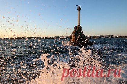 В Севастополе приостановили движение морского транспорта. В Севастопольской бухте приостановили движение морского пассажирского транспорта. В городе сработала система противовоздушной обороны. По предварительной информации, обломки сбитой ракеты Вооруженных сил Украины упали у причала в районе Сахарной балки. На место случившегося уже выехали спецслужбы.