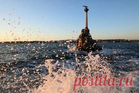 В Севастополе приостановили движение морского транспорта. В Севастопольской бухте приостановили движение морского пассажирского транспорта. В городе сработала система противовоздушной обороны. По предварительной информации, обломки сбитой ракеты Вооруженных сил Украины упали у причала в районе Сахарной балки. На место случившегося уже выехали спецслужбы.