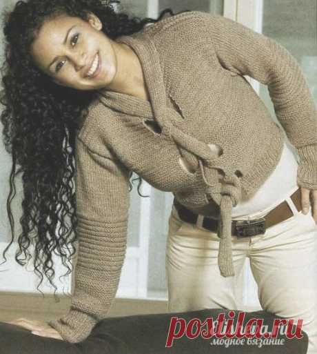 Кофта светло-коричневого цвета с оригинальными завязками вязаная спицами