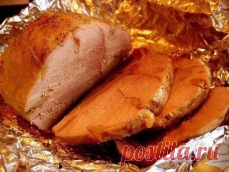 ДБлюда из СВИНИНЫ!
1. Свинина по-особому.
Ингредиенты:
- 800 гр филе свинины
- 2 шт помидор
- 2 шт лука репчатого
- 100 гр сыра
- 100 гр сливок 20%
Для маринада:
- 2 ст. ложки соевого соуса
- 2 ст. ложки масла оливкового
- 2 ст. ложки сока лимона
Приготовление:
1. Свининку моем, режем на куски толщиной 1 см и маринуем 2 часа.
2. На сухой сковороде, на большом огне припекаем кусочки мяса (по 1-2 минуте на каждой стороне).
3. В жаропрочную посуду выкладываем: порезанный лук, кусочки мяса. Поли