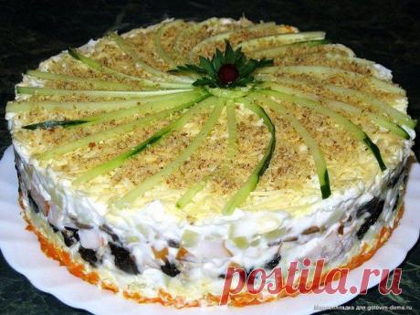 Салат с копчёной курицей, черносливом и шампиньонами