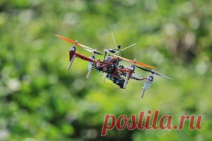 Самодельные дроны с камерами кружили над военной техникой в Подмосковье. Три самодельных дрона с камерами кружили над военной техникой в подмосковных Химках. По сведениям Telegram-канала Shot, их заметили жители ЖК «Пятницкие луга» на высоте около 300 метров и вызвали сотрудников полиции. Прибывшие оперативники вскоре вычислили владельцев техники.