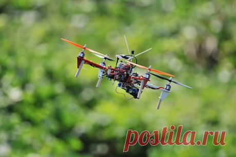 Самодельные дроны с камерами кружили над военной техникой в Подмосковье. Три самодельных дрона с камерами кружили над военной техникой в подмосковных Химках. По сведениям Telegram-канала Shot, их заметили жители ЖК «Пятницкие луга» на высоте около 300 метров и вызвали сотрудников полиции. Прибывшие оперативники вскоре вычислили владельцев техники.