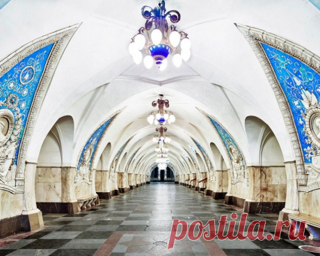 Светлое будущее России. Потрясающей красоты столичные станции метро. Фотографу удалось осуществить мечту практически каждого, кто хоть раз пользовался подземкой – он оказался практически единственным человеком на перроне, да еще на каком! В течение двух недель Бардени по ночам снимал опустевшие станции, чтобы затем иметь грандиозную возможность познакомить своих соотечественников с удивительной подземной архитектурой двух крупнейших городов России.