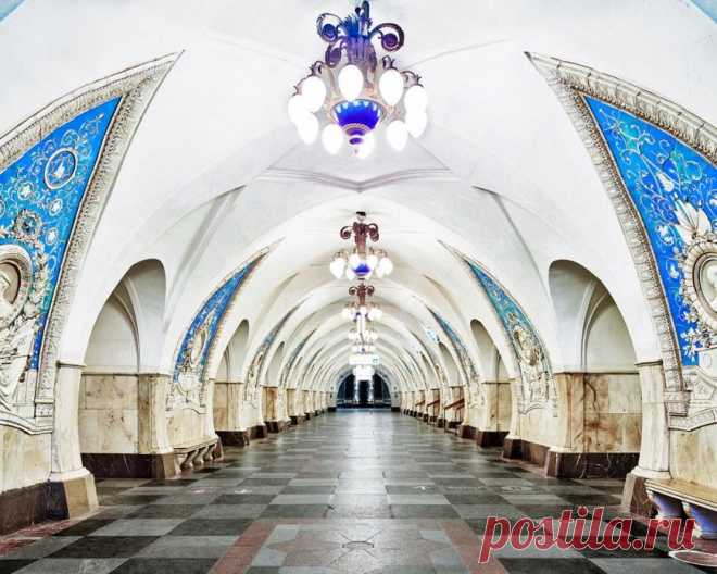 Светлое будущее России. Потрясающей красоты столичные станции метро. Фотографу удалось осуществить мечту практически каждого, кто хоть раз пользовался подземкой – он оказался практически единственным человеком на перроне, да еще на каком! В течение двух недель Бардени по ночам снимал опустевшие станции, чтобы затем иметь грандиозную возможность познакомить своих соотечественников с удивительной подземной архитектурой двух крупнейших городов России.