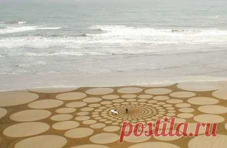 В течение последних 17 лет Джим нарисовал сотни уникальных изображений по всему миру. Смытые приливом, сейчас их можно увидеть лишь на фотографиях. https://vk.com/photo-17655824_274642263