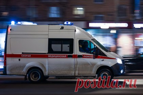 Водитель не уступил дорогу скорой и вынудил россиянку рожать на улице. В Южно-Сахалинске водитель не уступил дорогу скорой, спровоцировал ДТП и тем самым вынудил россиянку рожать прямо на улице. Об этом сообщили в Telegram-канале Министерства здравоохранения Сахалинской области. В результате ДТП никто не пострадал, но из-за аварии у женщины начались схватки.