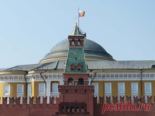 Тайны и магические символы мавзолея Ленина
Безвозвратно ушло советское время, многими забыта перестройка и тяготы переходного периода, но главный символ Советского Союза остался на прежнем месте, будоража умы сторонников и противников коммунистических идей. Мавзолею Ленина с его тайнами и магическими символами приписывают не только роль памятника, ряд исследователей считают его оккультным сооружением, воздействующим на граждан страны.

Культовый объект

Сакральный символ коммунизма....