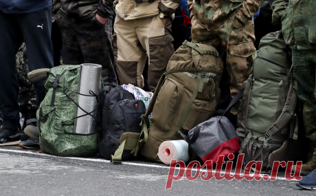 В Пермском крае ответили на сообщения о выгрузке мобилизованных в поле. В телеграм-каналах появилось видео, на котором мобилизованные рассказали, что их выгрузили в поле, оставив ночевать под открытым небом без палаток и сухпайков. В Пермском крае заявили, что мобилизованных доставили в воинскую часть