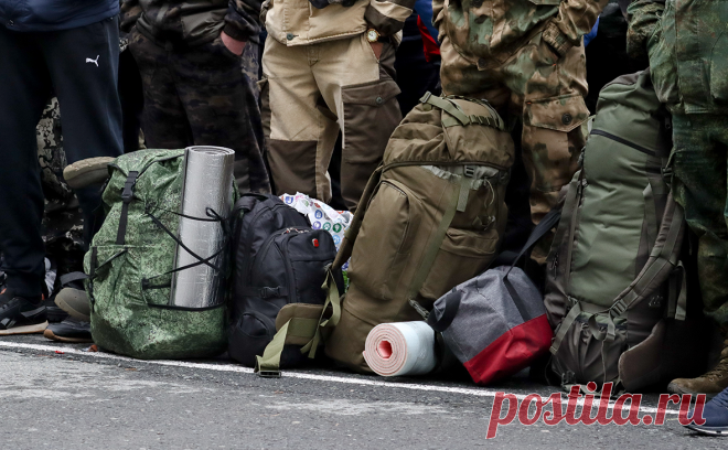 В Пермском крае ответили на сообщения о выгрузке мобилизованных в поле. В телеграм-каналах появилось видео, на котором мобилизованные рассказали, что их выгрузили в поле, оставив ночевать под открытым небом без палаток и сухпайков. В Пермском крае заявили, что мобилизованных доставили в воинскую часть
