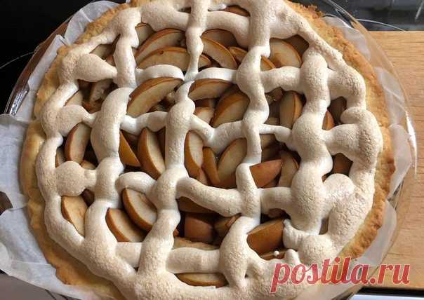 Пирог с грушами

Ингредиенты
100 граммов сливочного масла
200 граммов сахара
2 яйца
2 чайные ложки разрыхлителя
300 граммов муки
3 большие груши или чуть больше мелких :)
Как приготовить
100 граммов сахара растереть с растопленным сливочным маслом. Отделить от белков два желтка и добавить их в получившуюся массу. Перемешать.

Добавить разрыхлитель и муку и замесить тесто.

Форму застелить бумагой для выпекания. Выложить тесто. Разровнять и сделать бортики.

Груши почистить...