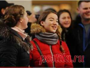В Запорожье на вокзале студенты хором спели песню из советского фильм
