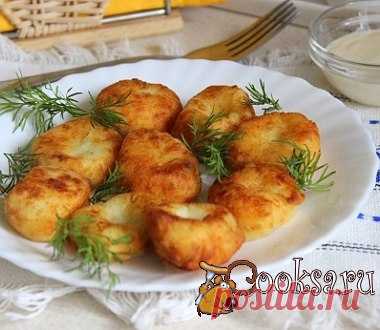 Жареные картофельно-творожные клецки #клецки #кулинария #картофель #завтрак #вкусно #рецепты Если у Вас после ужина осталось немного вареного картофеля, а в холодильнике имеется творог, то попробуйте приготовить на завтрак это вкусное и сытное блюдо. Картофель (вареный) — 200 г; Творог — 150 г; Мука пшеничная (+ на подпыл) — 6 ст.л.; Яйцо куриное — 1 шт; Соль — по вкусу ; Перец черный (молотый) — по вкусу ; Разрыхлитель теста — 0,5 ч.л.; Масло растительное (для фритюра) ; Сметана — по вкусу ;