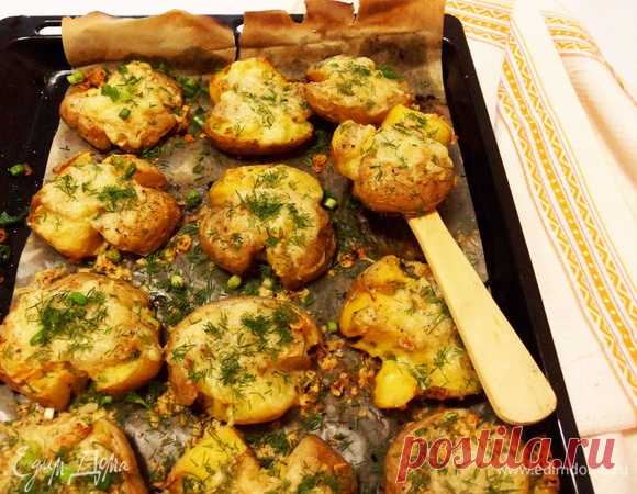 Мятая картошка в духовке. Ингредиенты: картофель, сыр, сливочное масло