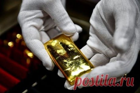 ФСБ поймала россиянина на незаконной сделке с полутора килограммами золота. Сотрудники ФСБ задержали жителя поселка Усть-Омчуг Магаданской области, который решил незаконно купить полтора килограмма промышленного золота на сумму 6,5 миллиона рублей. В отношении мужчины возбудили уголовное дело по статье 191 УК РФ («Незаконный оборот драгоценных металлов»).