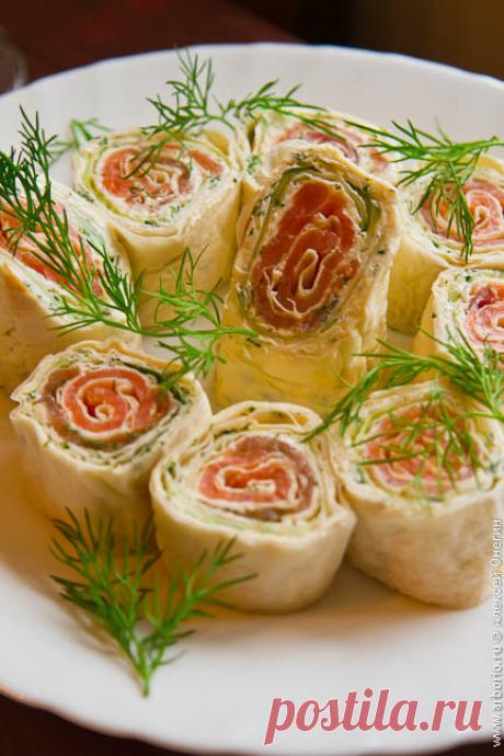 Рулет из лаваша с семгой и сыром