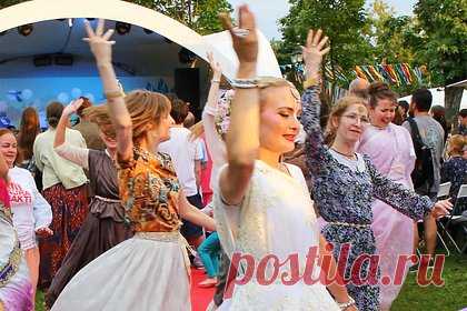 В Краснодаре проведут фестиваль индийской культуры. В Краснодаре на открытой площадке запланировали провести фестиваль индийской культуры «День Индии». Предполагается, что мероприятие состоится в одном из городских парков. Согласно программе, участники проведут медитации на свежем воздухе, а затем посмотрят индийские фильмы в кинотеатре под открытым небом.