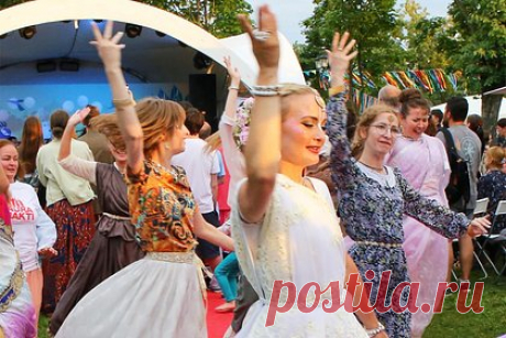 В Краснодаре проведут фестиваль индийской культуры. В Краснодаре на открытой площадке запланировали провести фестиваль индийской культуры «День Индии». Предполагается, что мероприятие состоится в одном из городских парков. Согласно программе, участники проведут медитации на свежем воздухе, а затем посмотрят индийские фильмы в кинотеатре под открытым небом.