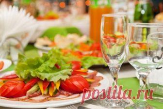 Новогоднее меню Новогоднее меню. Что приготовить на новогодний стол. Новогодние рецепты. Советы как приготовить вкусные и оригинальные новогодние блюда. Главное правило новогоднего меню: еда должна быть разнообразной, вкусной и красивой.