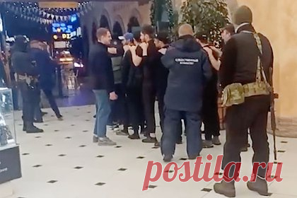 Выстроили в цепочку и увезли. Вооруженные силовики устроили облаву на мигрантов в российском торговом центре. В Екатеринбурге силовики в масках и с автоматами устроили облаву на мигрантов в торговом центре (ТЦ) «Гринвич». Вечером 11 декабря они выстроили мужчин в цепочку так, чтобы их руки находились на плечах соседа, отвели таким образом на парковку, а затем увезли. Всех их должны поставить на воинский учет.