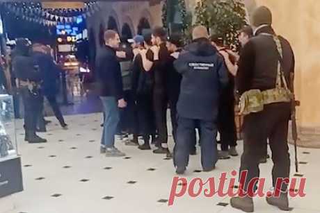 Выстроили в цепочку и увезли. Вооруженные силовики устроили облаву на мигрантов в российском торговом центре. В Екатеринбурге силовики в масках и с автоматами устроили облаву на мигрантов в торговом центре (ТЦ) «Гринвич». Вечером 11 декабря они выстроили мужчин в цепочку так, чтобы их руки находились на плечах соседа, отвели таким образом на парковку, а затем увезли. Всех их должны поставить на воинский учет.