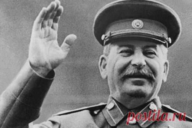 Путь вождя. Как Сталин стал из «Великого кормчего» «Величайшим полководцем» ​В числе пышных эпитетов, которыми награждали Сталина, был даже «Почётный вождь всех индейских племён». Но самый мощный и емкий — «Великий кормчий» он отдал на сторону. Возможно, зря.